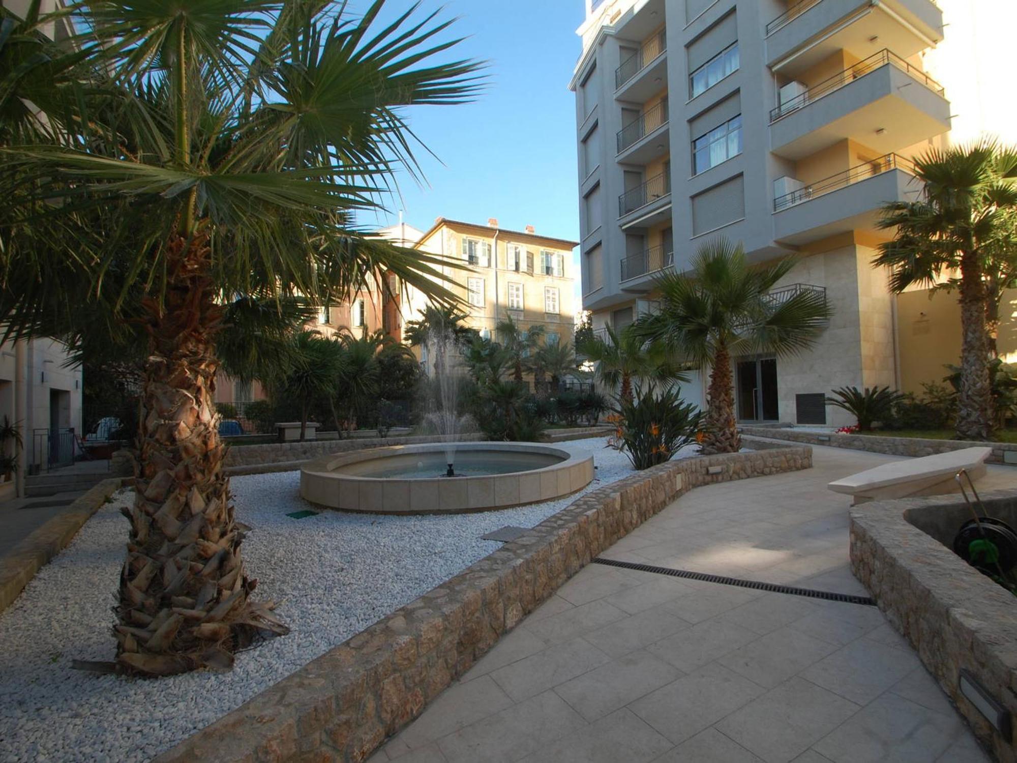 Charmant 2P Moderne Avec Terrasse, Parking Prive, En Plein Centre De Menton, A 2 Pas De La Mer - Fr-1-196-200 エクステリア 写真